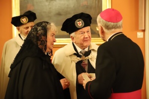 arcybiskup z zakonem rycerskim grobu bożego
